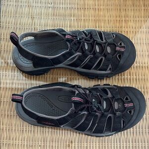 Keen Women’s 8.5 Black and pink Outdoor Sandals